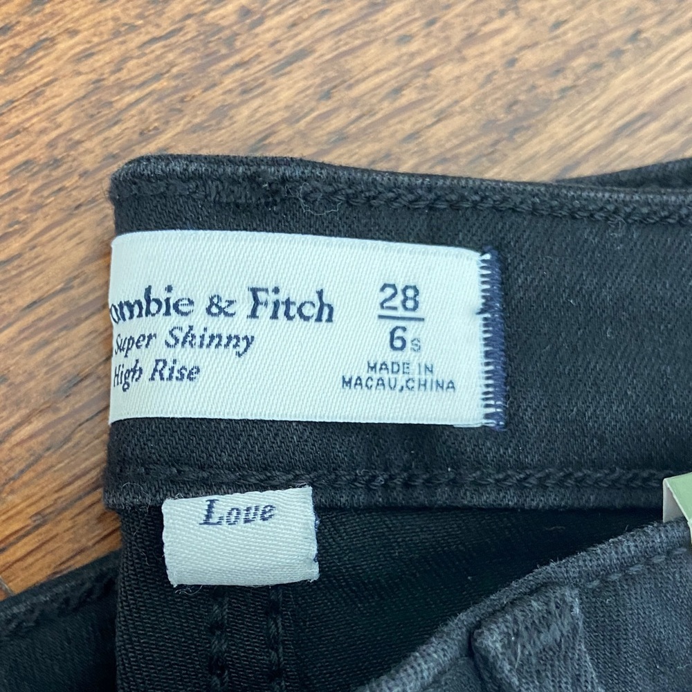 NWT Abercrombie & Fitch Women's Black High Rise Skinny Jean (Curve Love) - Picture 4 of 6